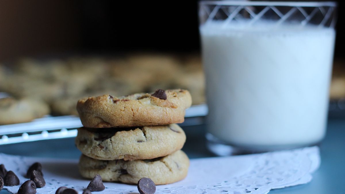 Cookies and milk best gaming snacks