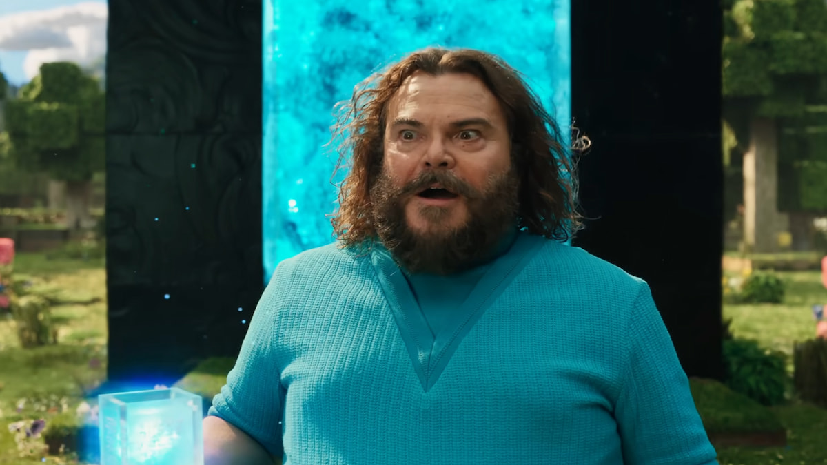 Steve standing in front o a light blue portal in A Minecraft Movie.