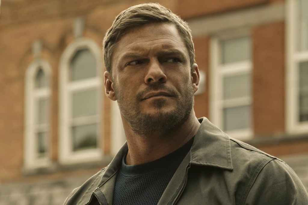 Alan Ritchson acting in Reacher.