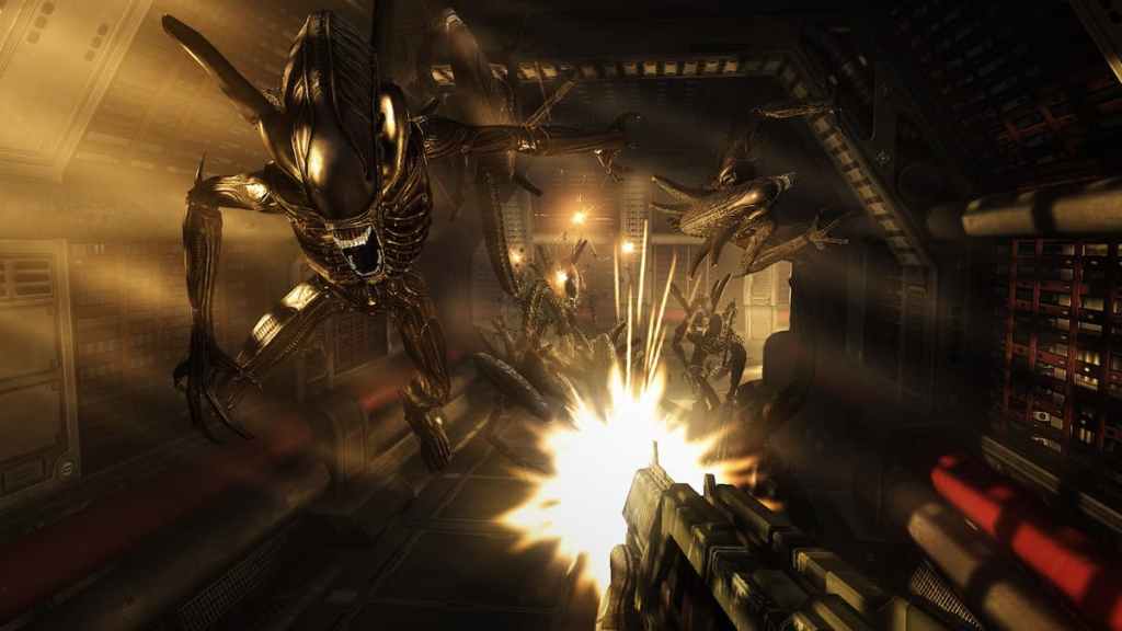 A bunch of Xenomorphs attacking a Marine in a tunnel in Aliens vs. Predator.