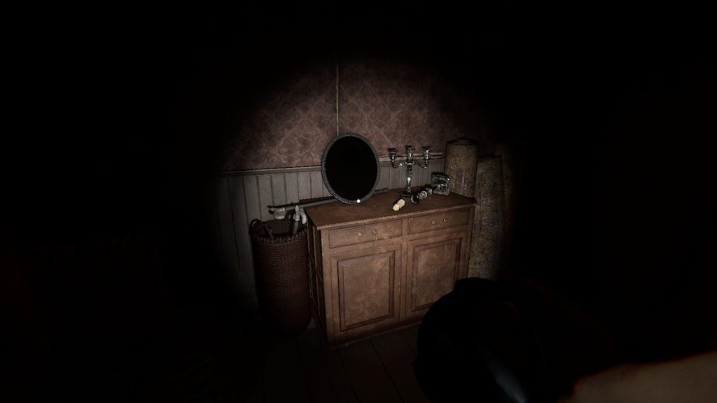 haunted mirror at grafton farmhouse on table in phasmophobia