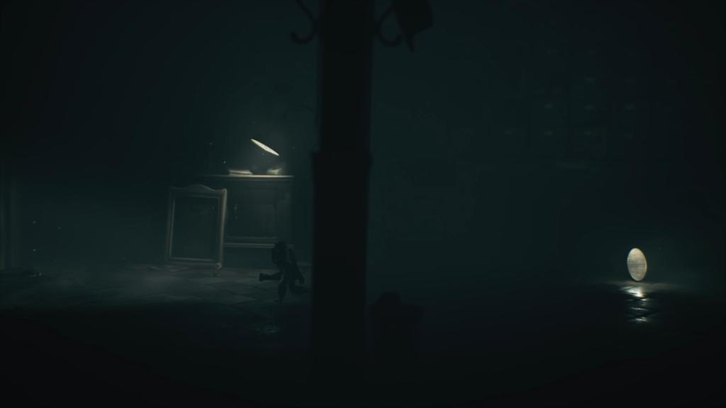 Running into a room with a doll in, adjacent to another room with a knocked-over lamp