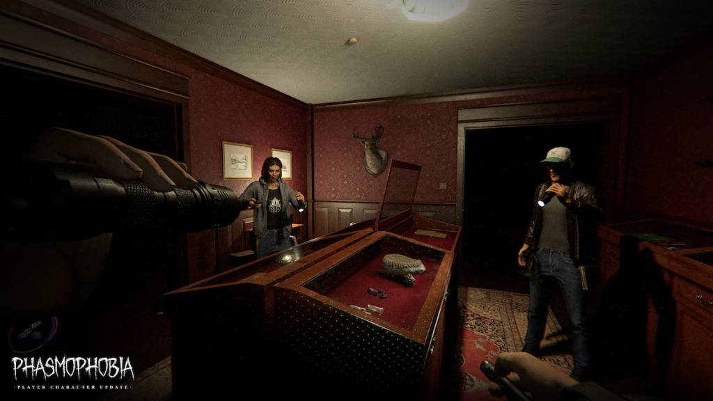 phasmophobia player character update player investigating with two other hunters in trophy room